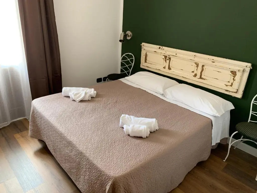 Double room (full double bed)