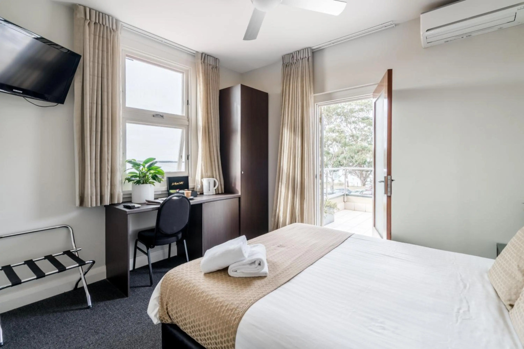 Huskisson Hotel — 4