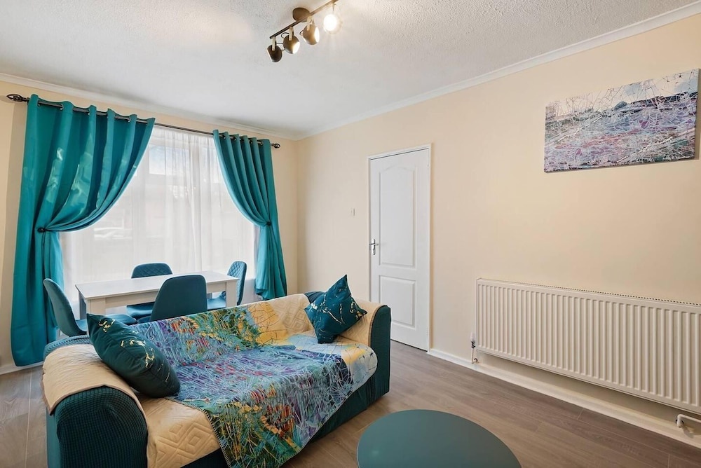 Modern 3-bed House in London Close to City Airport