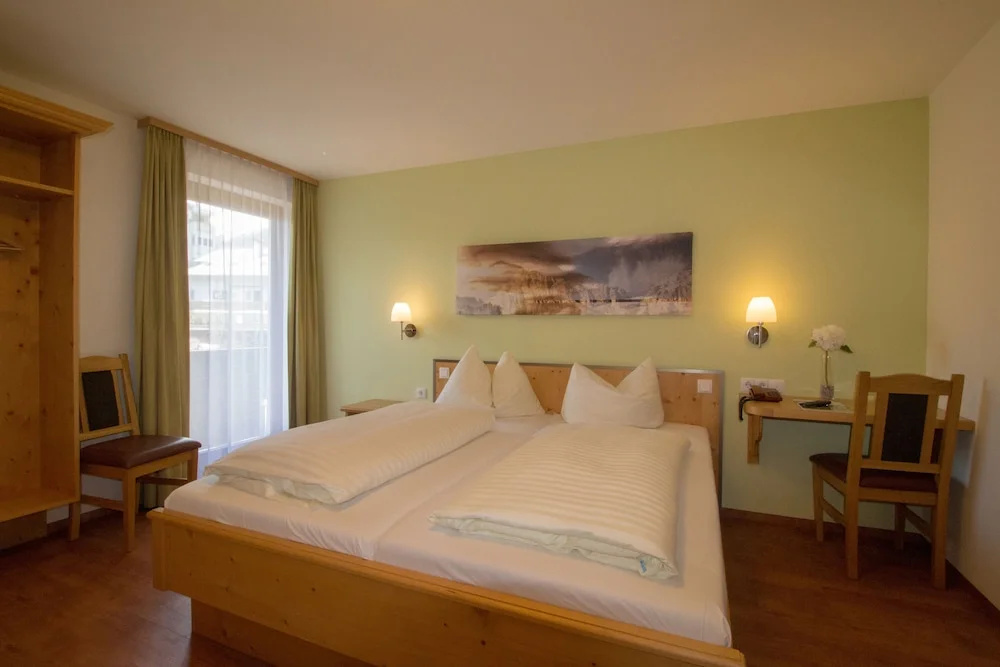 Classic Double room with balcony (full double bed)