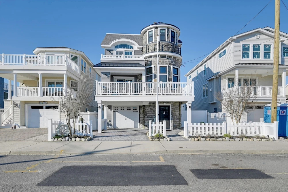 Family Home w/ 5 Decks! Fantasy Island Down Street