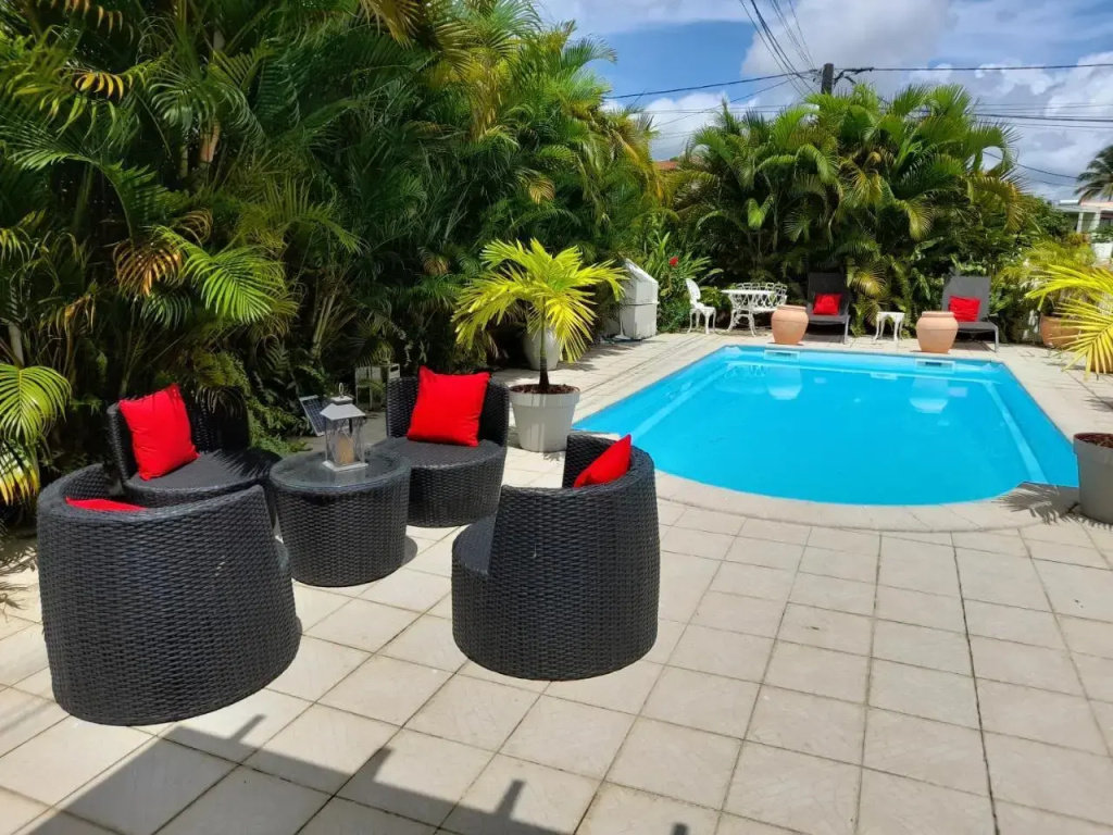 Coquet F2 Climatise Avec Piscine Au Lamentin
