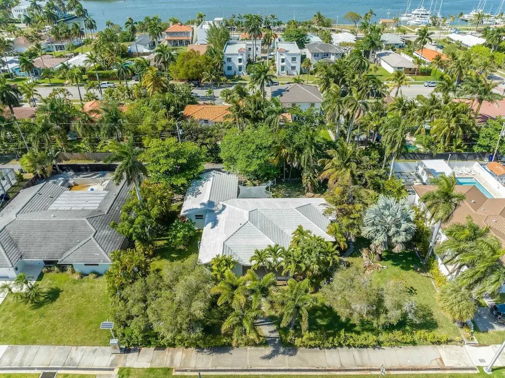 Sunshine Edit- Contemporary Yard and Near Beach