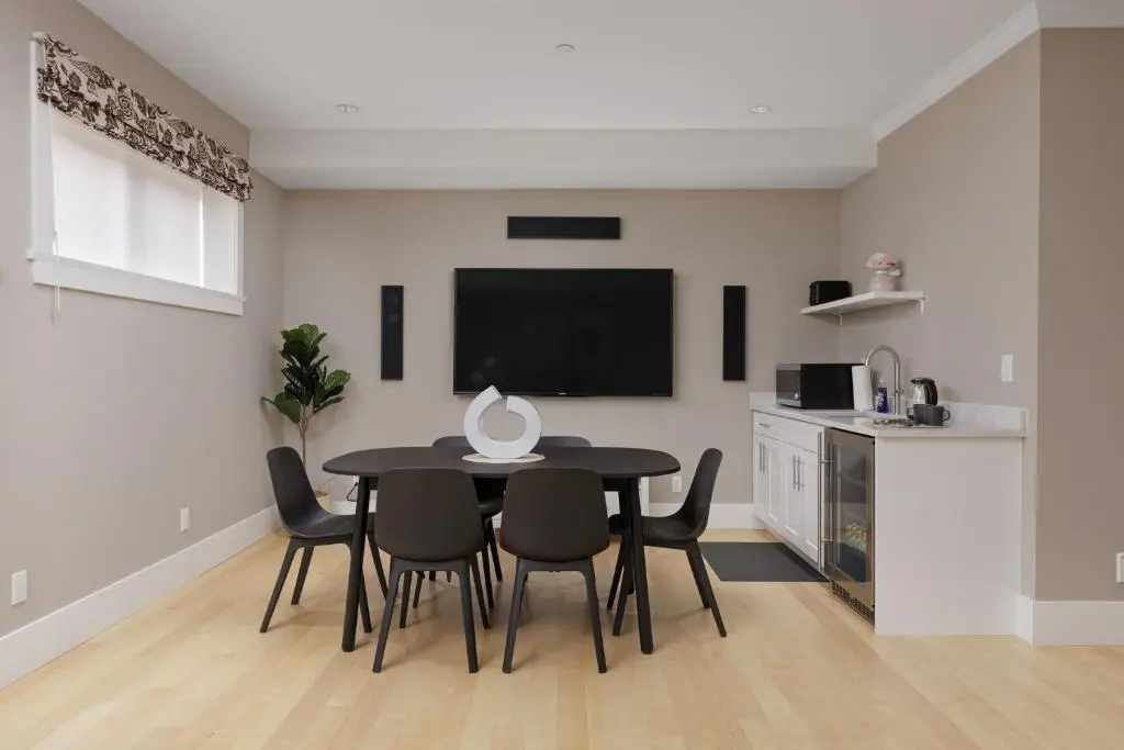 Stunning 3 Bedroom Secondary Suite N Van - фото 17