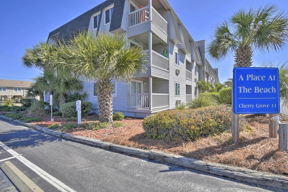 Charming Condo w/ Pool Access - Walk to Beach