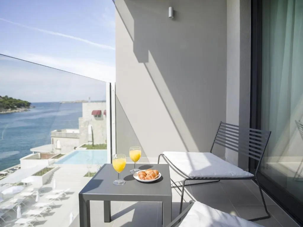 Deluxe Double room with balcony and with sea view (full double bed)