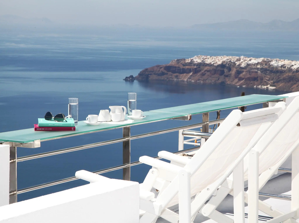 WhiteDeck Hotel