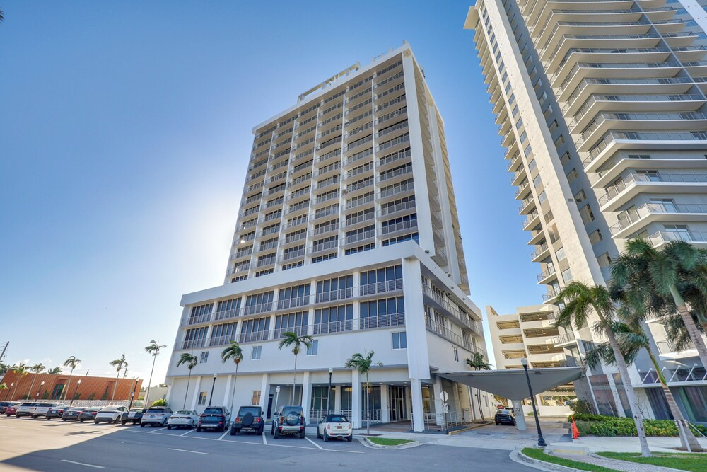 Elegant Condo w/ Stunning Views in Dtwn Hollywood