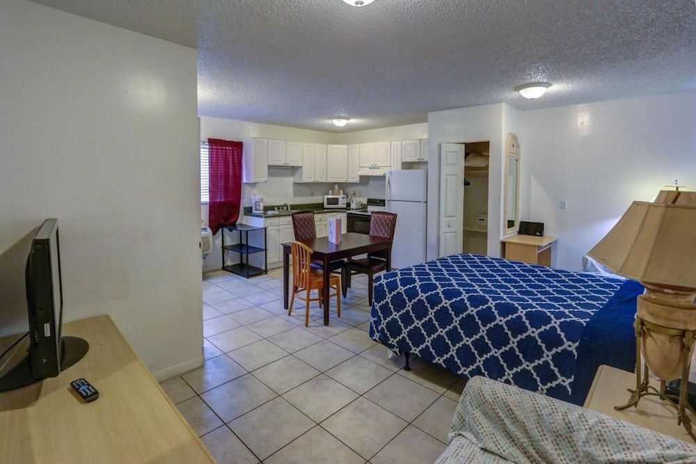 Richard's Motel Studios by null