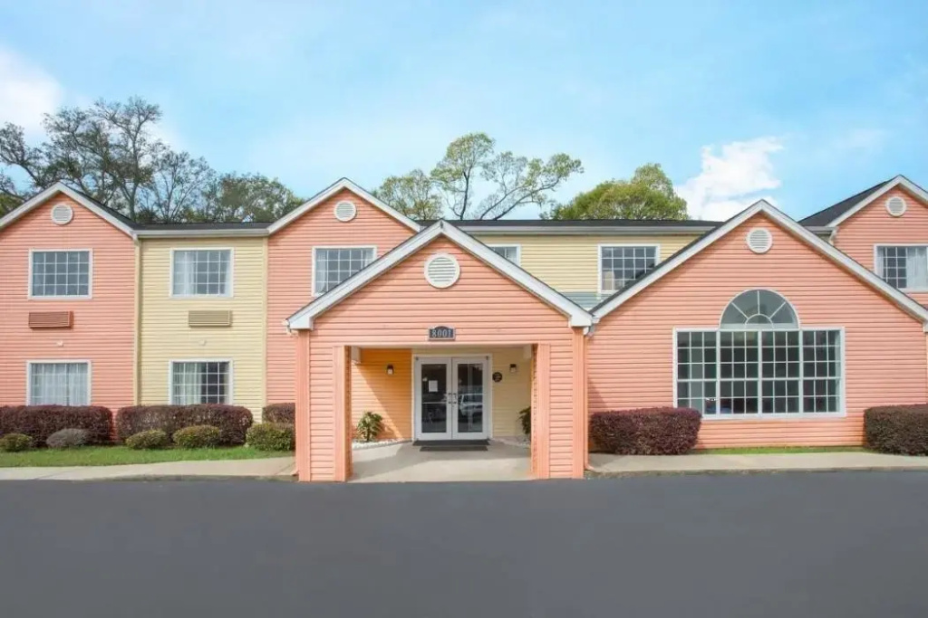 Econo Lodge Inn & Suites