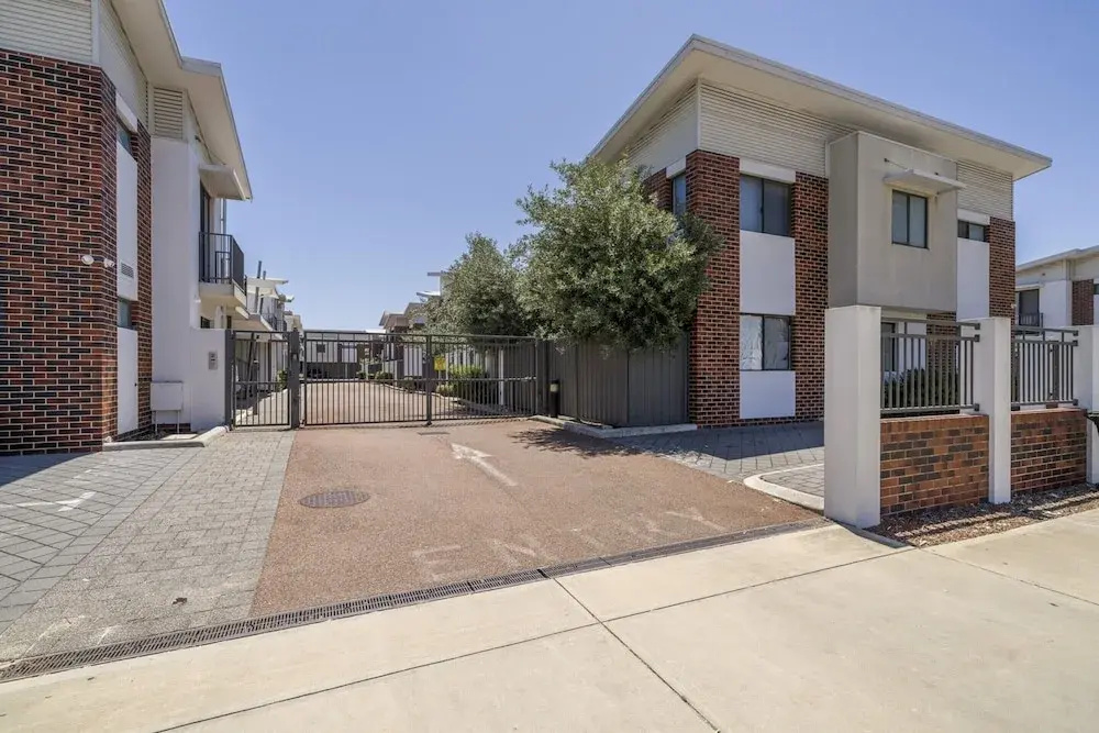 Sunny 2-bed in Quiet Location With Balcony