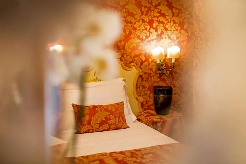 Classic Double room with city view (full double bed)
