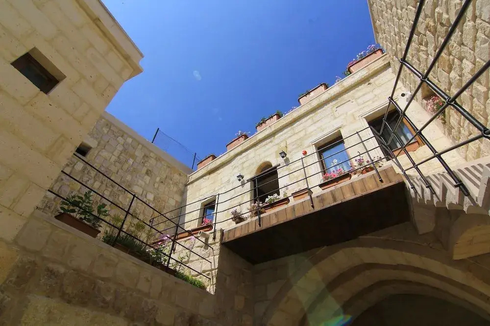 Tafana Cave & Stone Lodge