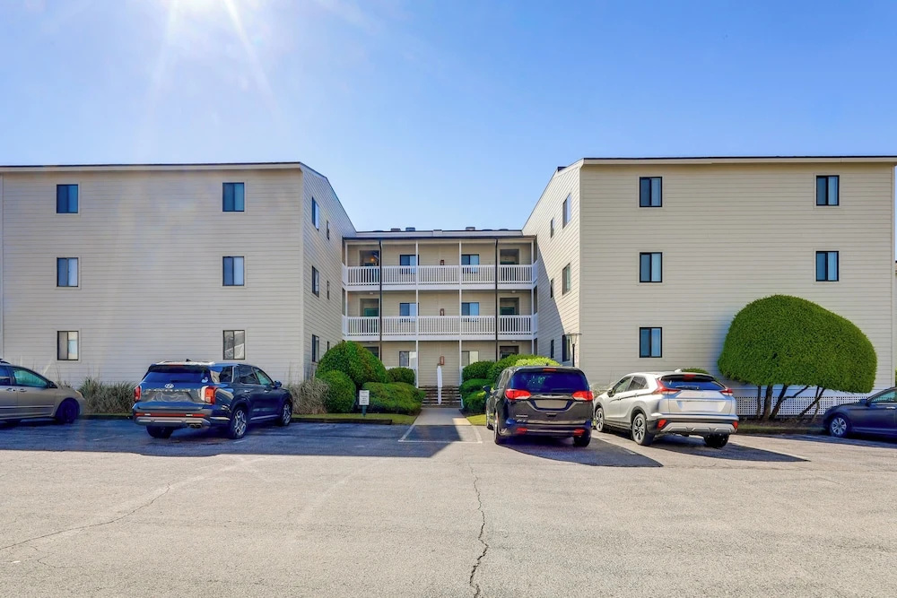 Emerald Isle Resort-style Condo: Walk to Beaches!