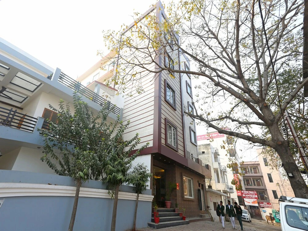 OYO Flagship 12177 Hotel Crystal Inn