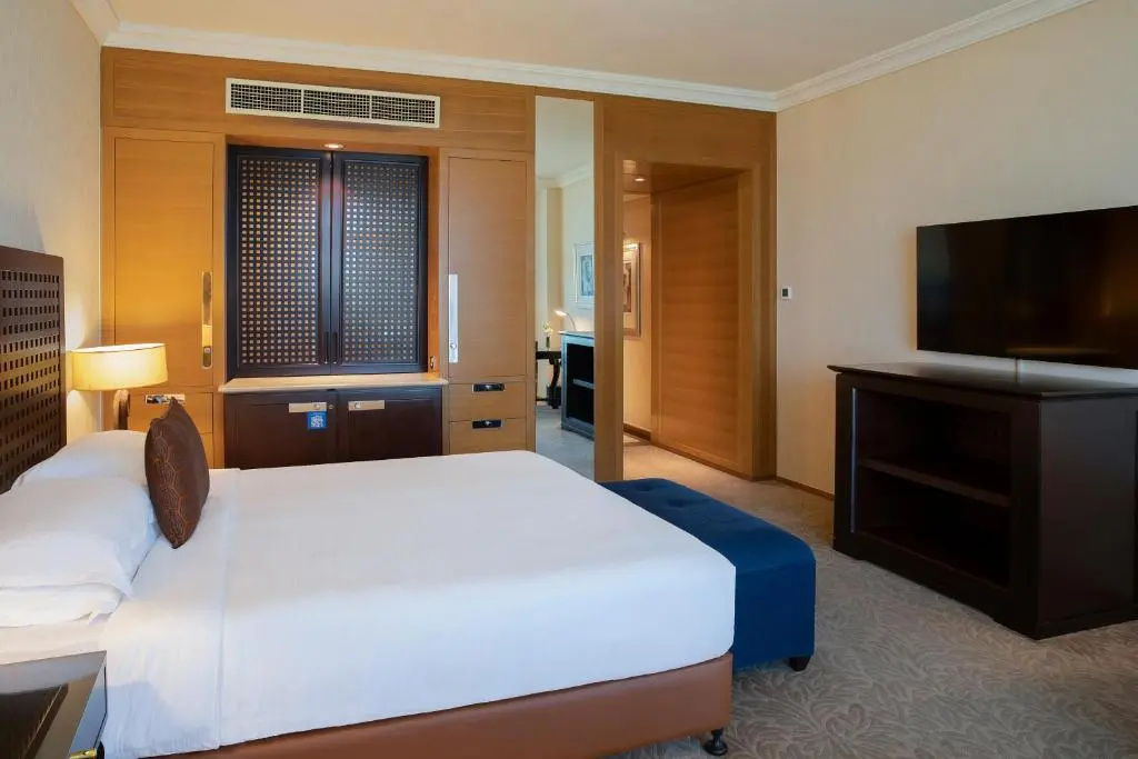 Spacious Double room with balcony (full double bed)