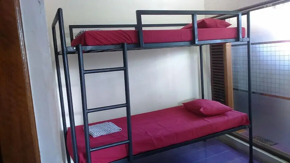 Кровать в общем номере в Surfers Dorm House