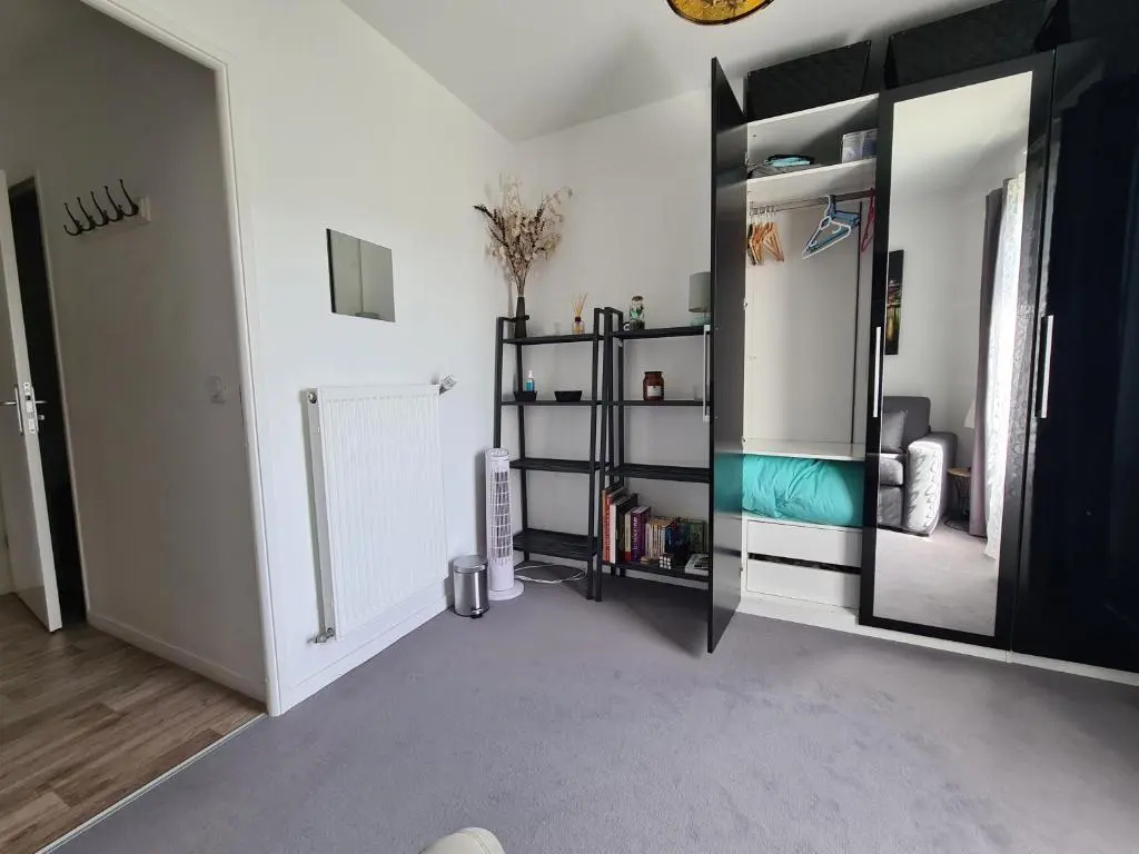 Voir la photo 3 — Chambre avec salle de bain /wc
