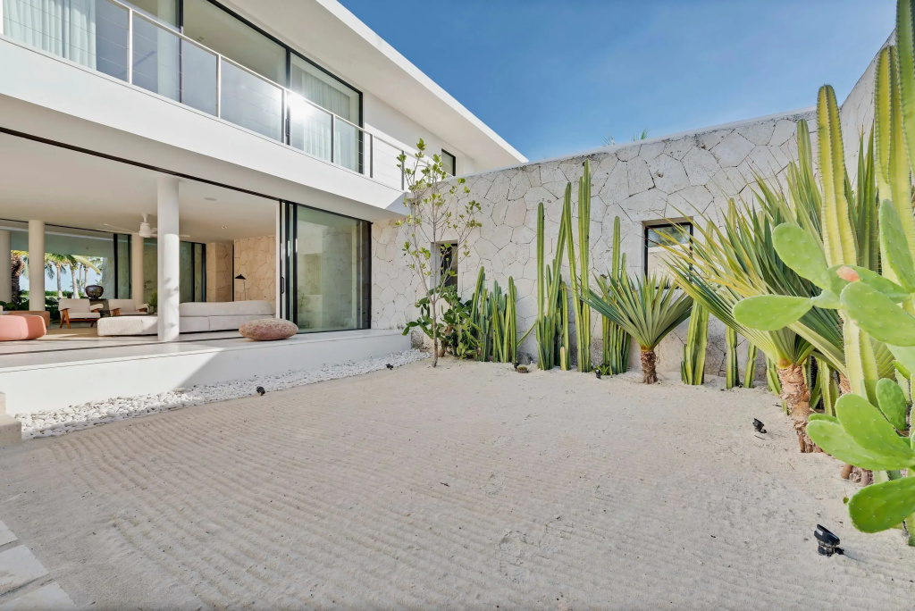 Magnificent 5BR Modern Tropical Villa With Pool