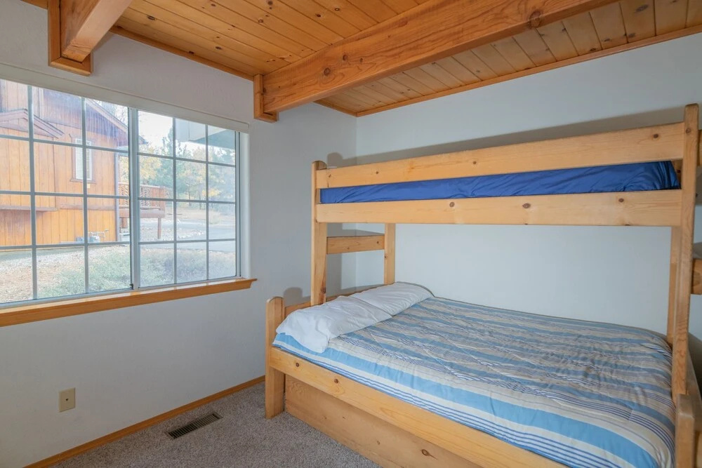 Crescenta Heights - Relax In The Jetted Tub! Foosball Table, Board Games, Basketball Court! 3 Bedroom Home