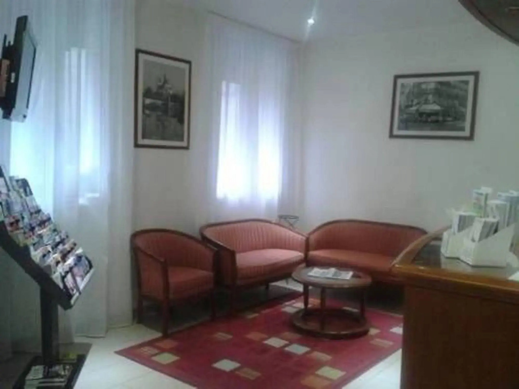 Отель Hotel Lilas Gambetta в Париже