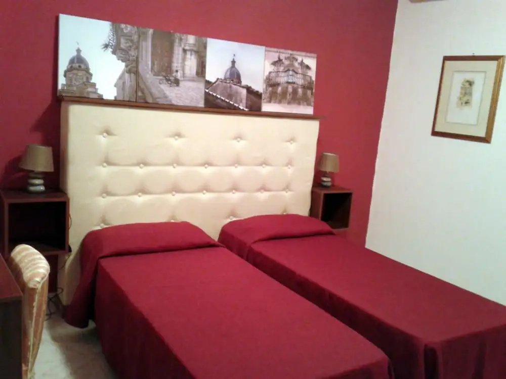 2 Bedrooms Standard Family room with city view