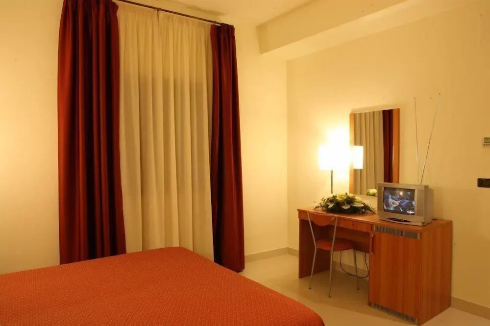 Deluxe Double room (full double bed)