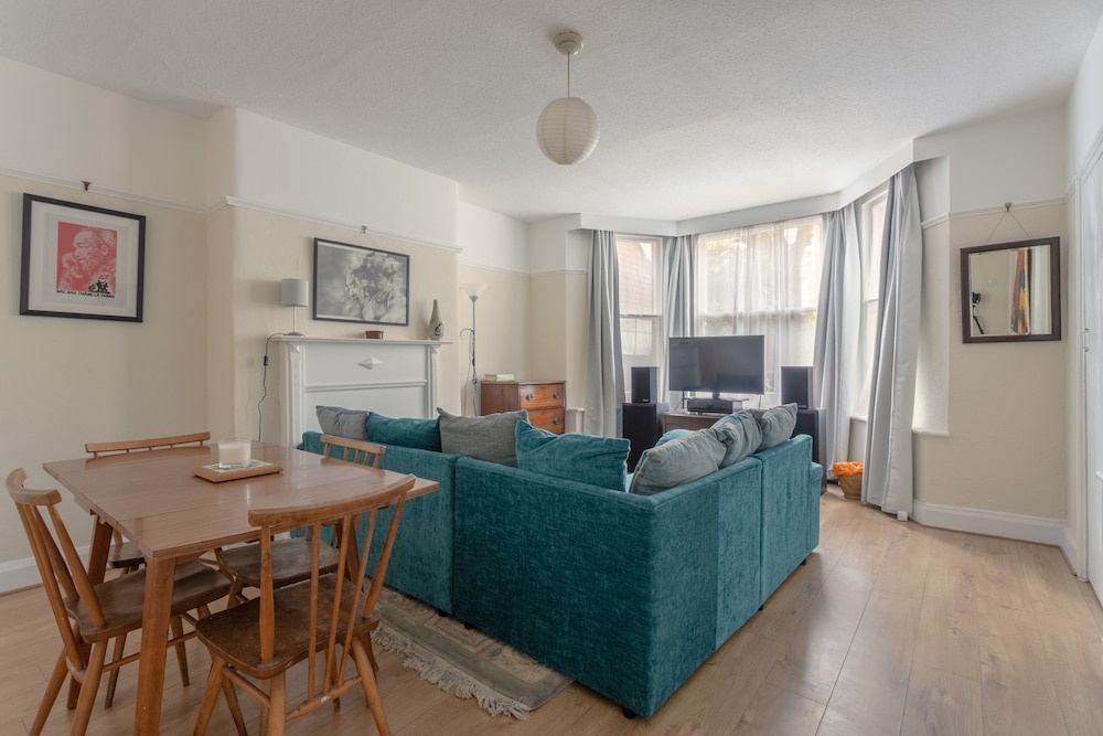 2 Bedroom Flat in North West London with Wifi