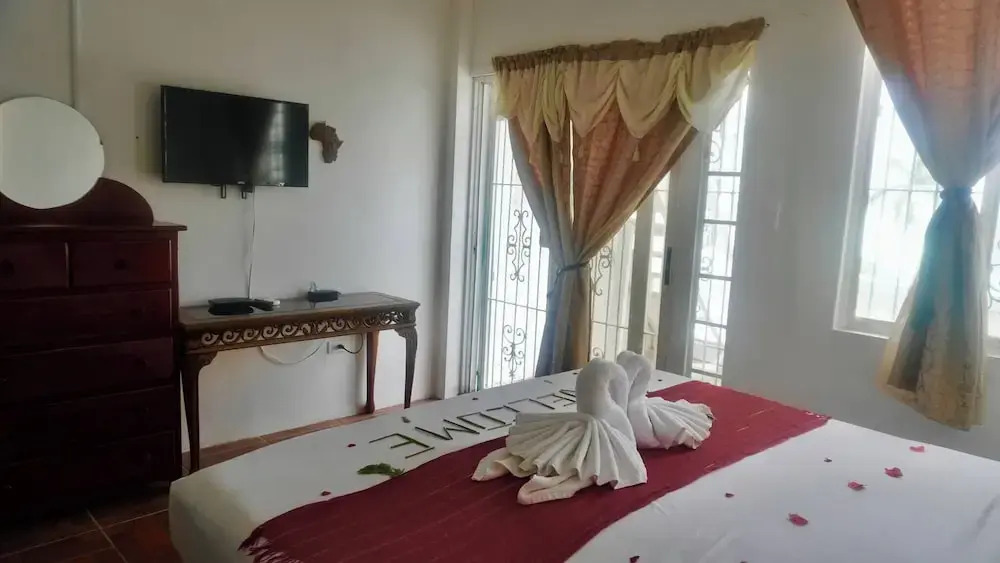 See Belize Waterside Sea View 2-bedroom Apartment w Balcony, Pool & Deck 2nd FL — фото 3