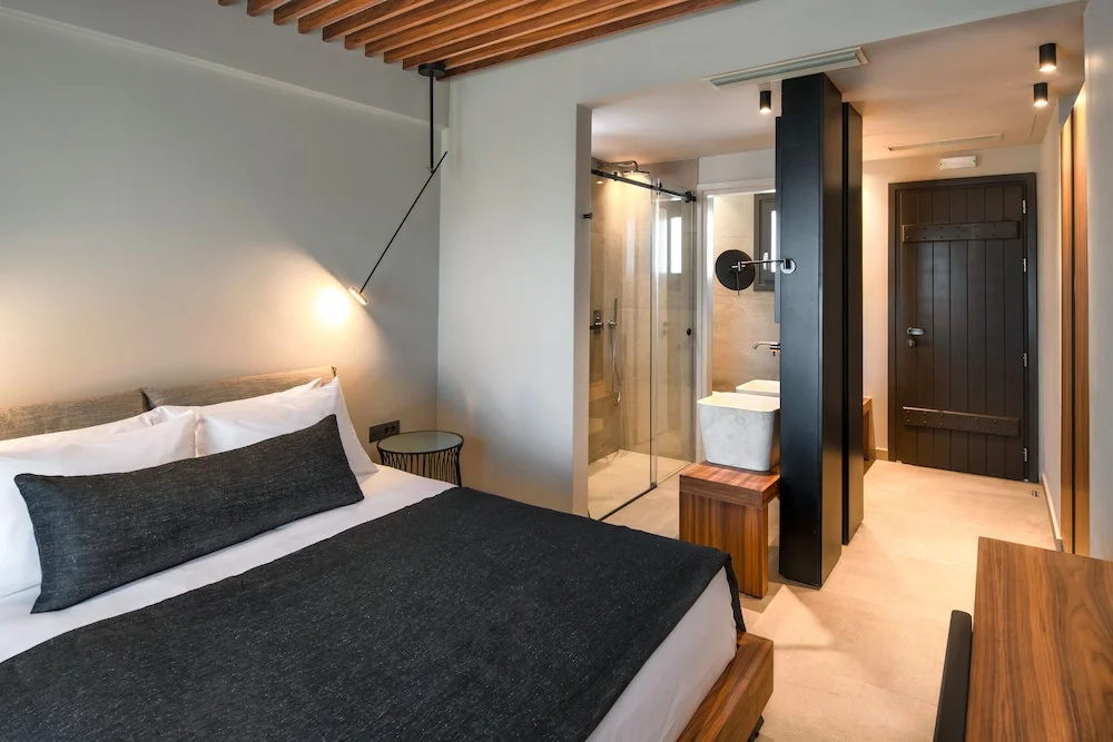 Superior Double room with balcony and with city view (full double bed)