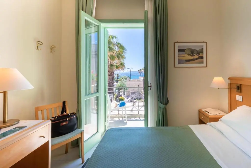 Standard Triple room with sea view