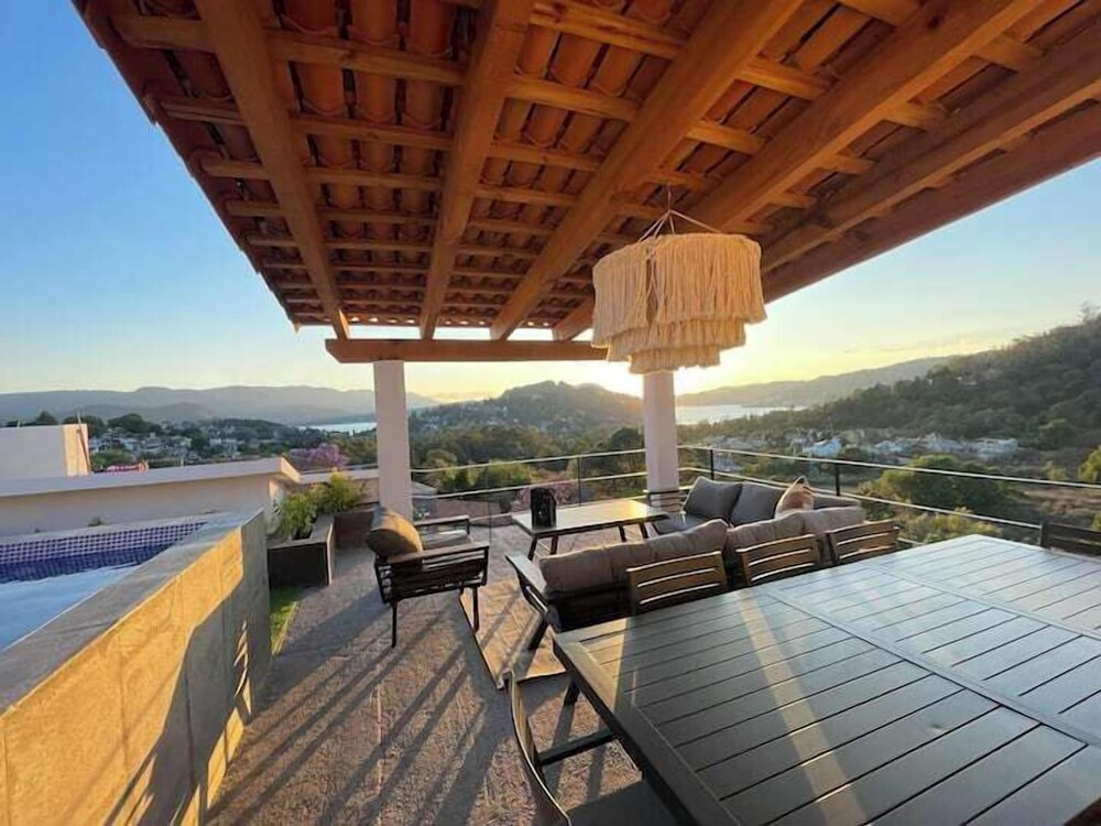 LUXO Casa Valle de Bravo con jacuzzi y espectacular Vista al Lago