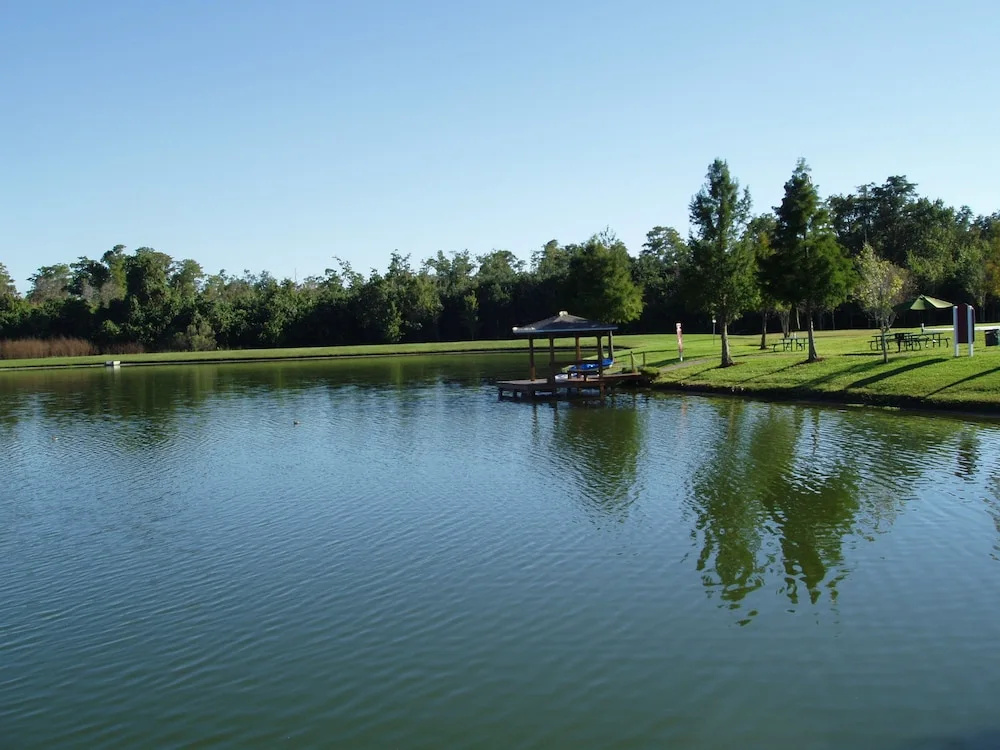 Near Theme Parks! Gorgeous 3 BR Town Home, Splash Park, Pool, Lake, And More!