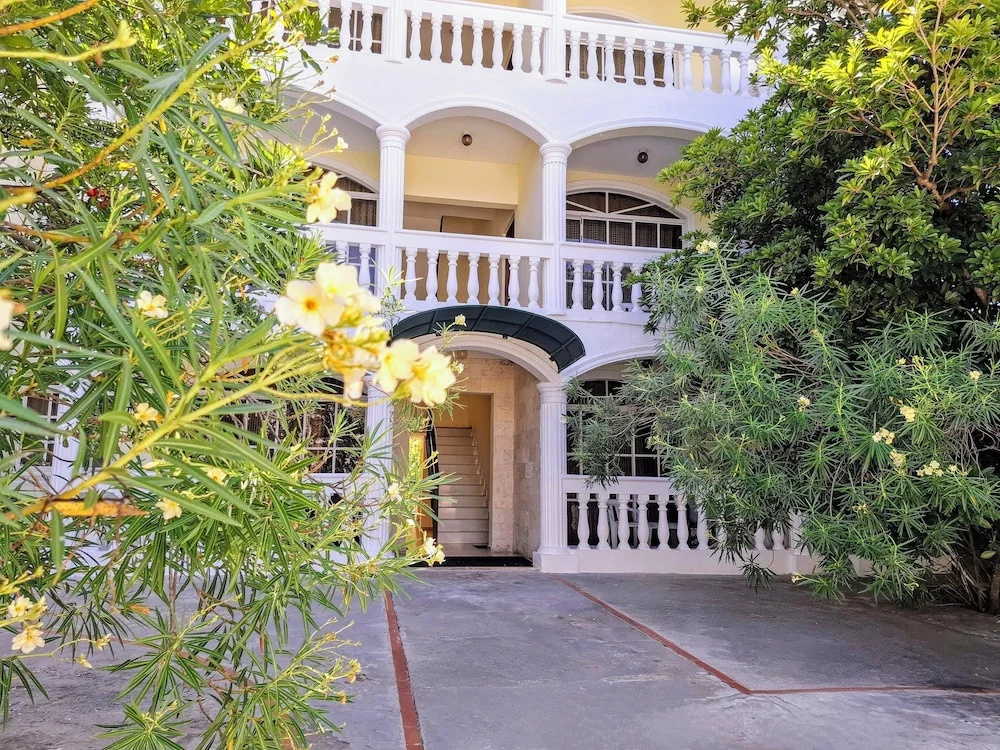 Costambar Beachside Apartment With Pool