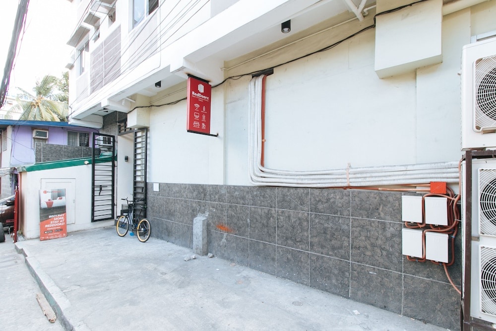RedDoorz near C5 Kalayaan Avenue Makati