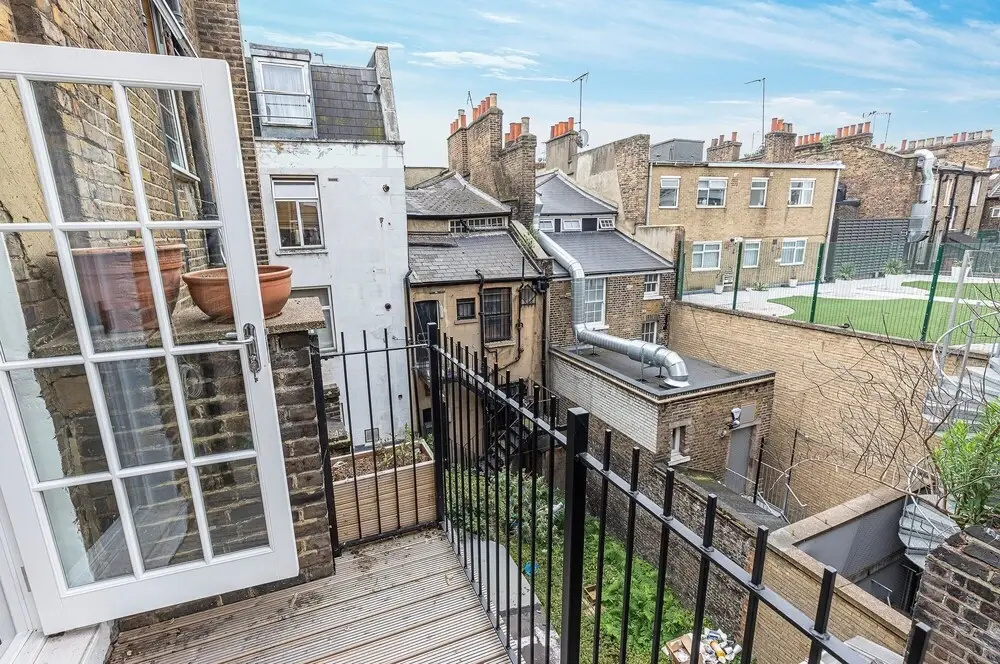 Rustic 2BR apt w/ Balcony in Pimlico Near Victoria