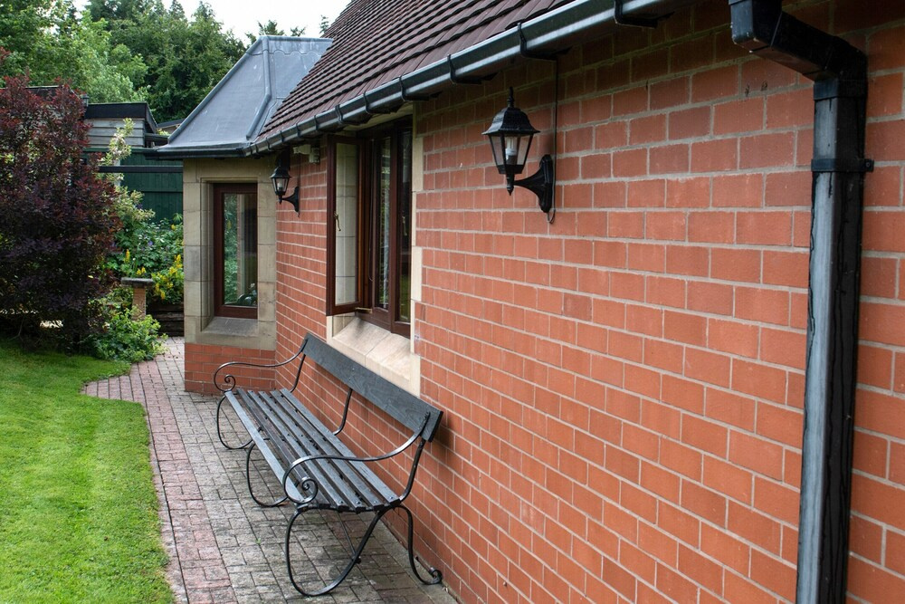 Cottage With hot tub in Garden, No Deposit