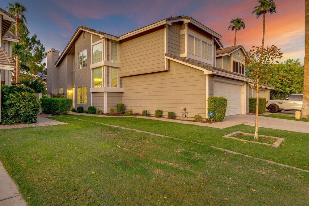 Waterfront w/ Heated Pool and a Paddle Boat in Gilbert! by Redawning