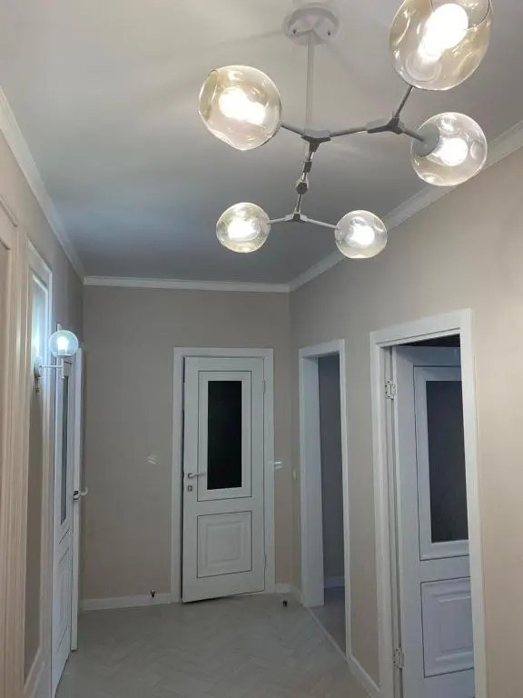 2-uhkomnatnaja sovremennaja novaja kvartira v tsentre goroda - фото 9