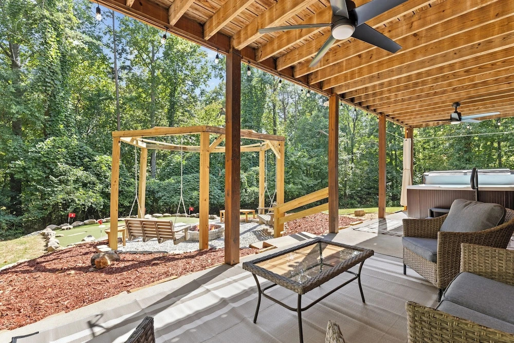 < 1 Mi to Lake Blue Ridge: Forest-view Gem w/ Deck