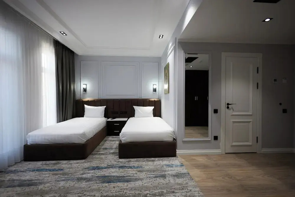Superior Double room with balcony and with courtyard view (twin beds)