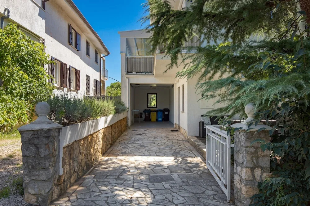 House Rose With Private Pool And Garden
