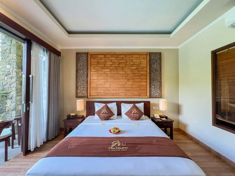 Suite with balcony and with pool view
