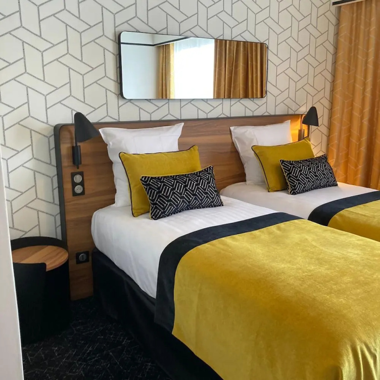 Deluxe Double room (full double bed)