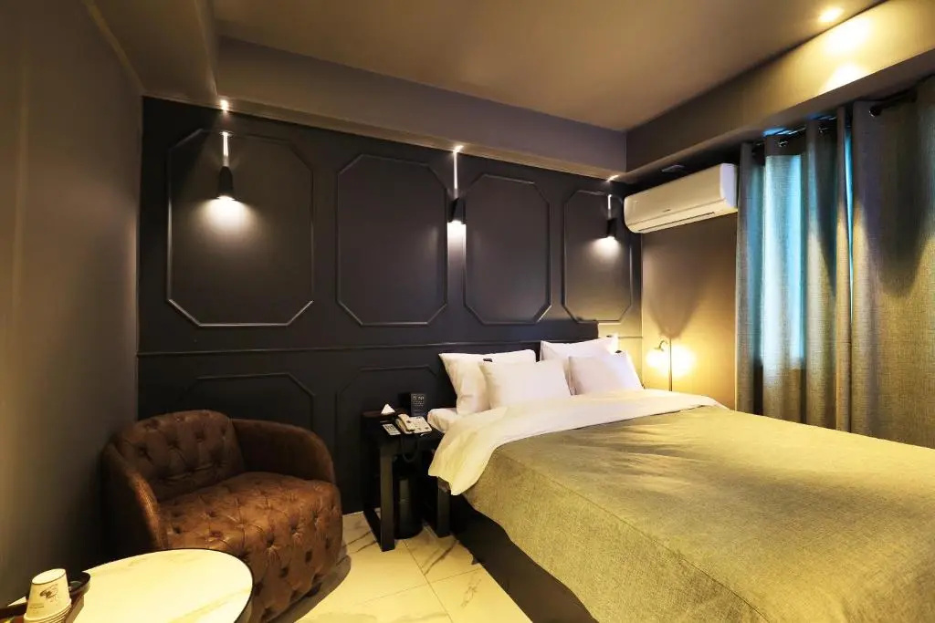 Deluxe Double room (full double bed)