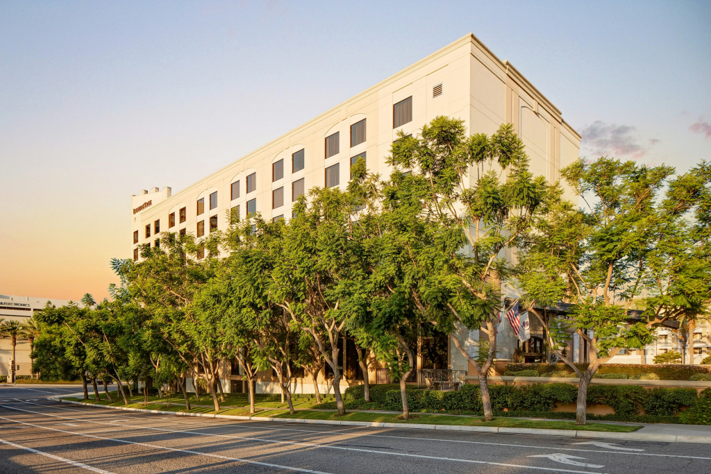 Hotel Zessa Orange County Airport, a DoubleTree by Hilton