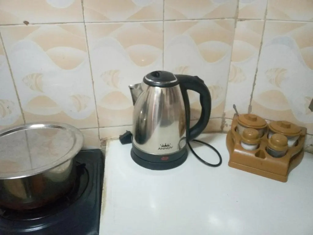 1 BD TRM Drive. WiFi & DSTV. Spacious & Quiet. Discrete location. Flowing Water & Reliable Power.