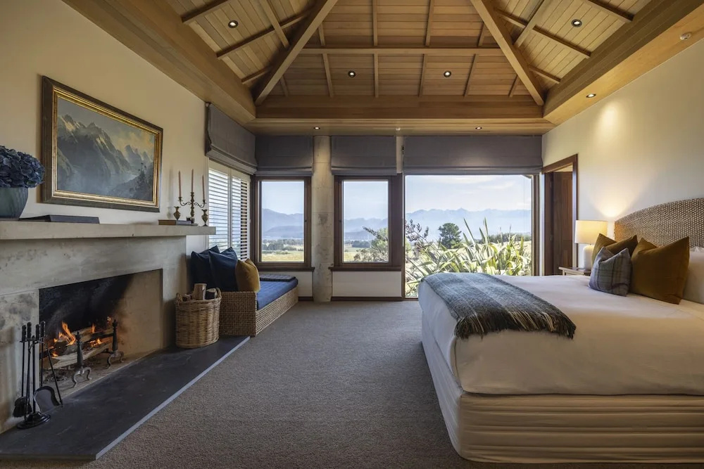 Deluxe Double room with lake view (full double bed)