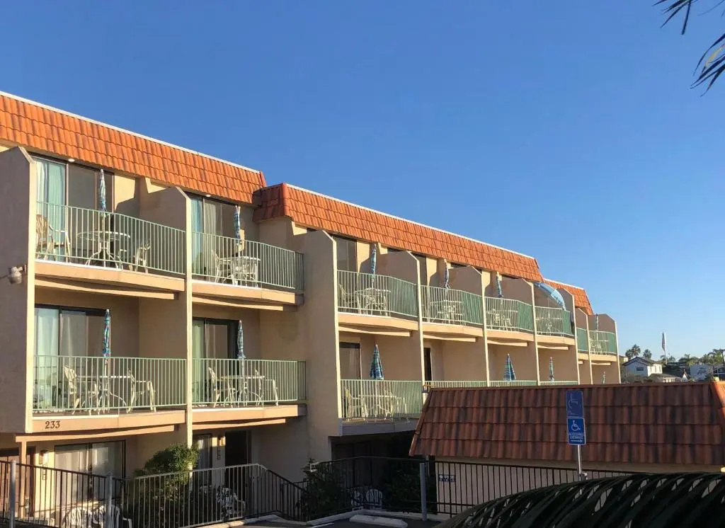 Standard room with balcony and with partial sea view