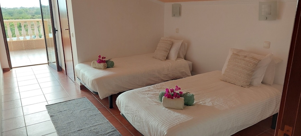 Stunning 8-bed Villa in Estoi
